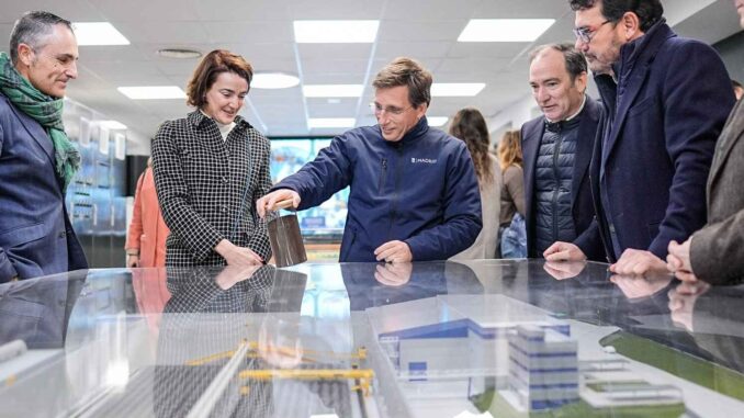 Almeida visita la planta Los Cantiles en Valdemingómez, destacando su innovación y compromiso con la sostenibilidad.