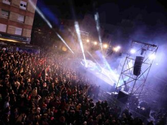 Vecinos de Móstoles disfrutando de las preuvas en la Plaza de España, con música y reparto gratuito de uvas.