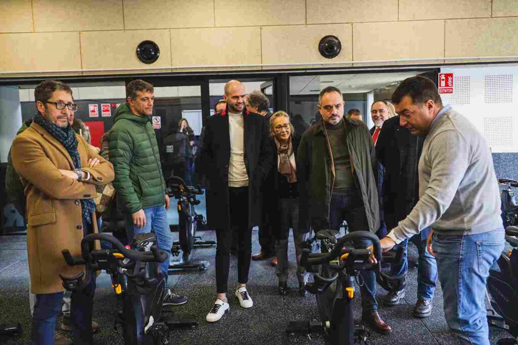 El alcalde de Móstoles asiste a la reapertura del complejo deportivo Mistral Parque Coimbra