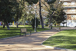 Vista del renovado Parque Salvador Allende en Móstoles, con nuevas mejoras en accesibilidad, mobiliario y zonas infantiles.