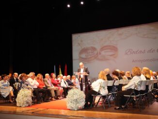 Parejas celebran sus bodas de oro en Arroyomolinos, renovando su compromiso y amor en una ceremonia simbólica.