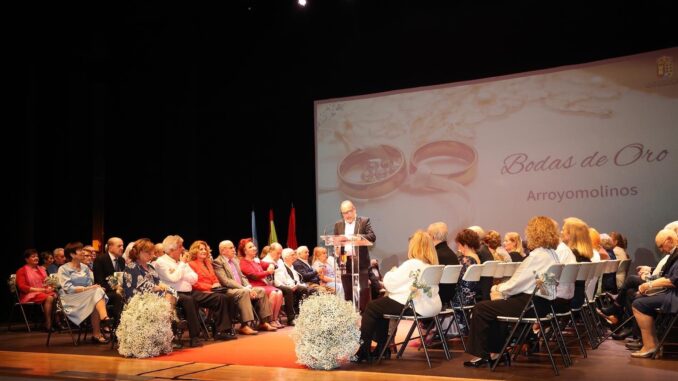 Parejas celebran sus bodas de oro en Arroyomolinos, renovando su compromiso y amor en una ceremonia simbólica.