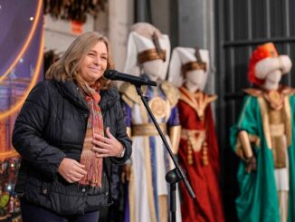 La vicealcaldesa de Madrid, Inma Sanz, visita los preparativos de la Cabalgata de Reyes, destacando ilusión y esperanza como ejes centrales.