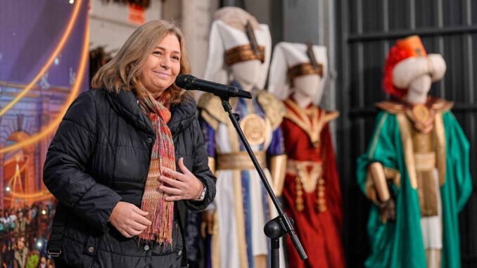 La vicealcaldesa de Madrid, Inma Sanz, visita los preparativos de la Cabalgata de Reyes, destacando ilusión y esperanza como ejes centrales.