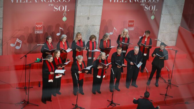 Coros y escolanías llenaron de música navideña la Real Casa de Correos durante el tradicional ciclo de villancicos.