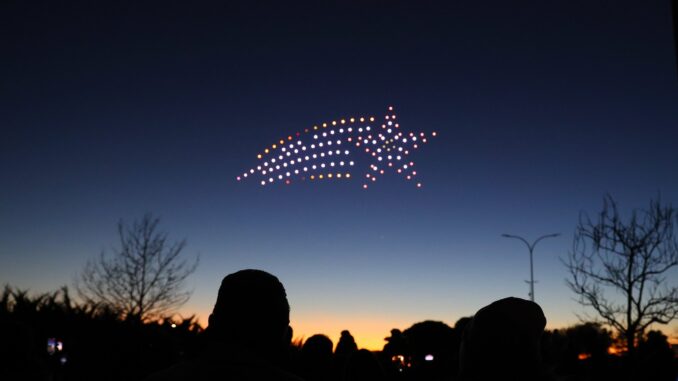 Espectáculo de 150 drones iluminando el cielo de Arroyomolinos con figuras navideñas y símbolos del municipio.