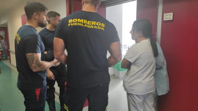 Bomberos visitando el hospital