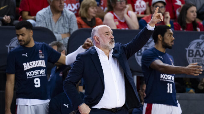 El entrenador del Saski Baskonia, Pablo Laso, durante el encuentro de la jornada decimotercera de la Liga Endesa entre el Baxi Manresa y el Saski Baskonia en el Pabellón Nou Congost de Manresa. EFE/Siu Wu
