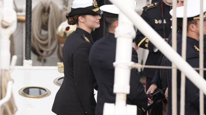 La princesa Leonor en el buque escuela de la Armada Juan Sebastián de Elcano, atracado en el puerto de Cádiz, y que junto a otros 75 guardiamarinas han llegado esta tarde del miércoles para tener su primer contacto con el velero bergantín-goleta repleto de curiosidades y que deberán conocer como el abecedario porque a partir del sábado pasarán seis meses, con todos sus días y sus noches, a bordo de él. EFE/Román Ríos
