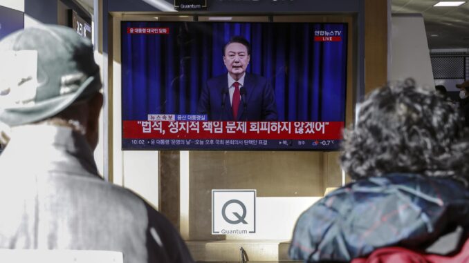 Fotografía del 21 de noviembre de 2024 de una pantalla de televisión en Seúl que muestra una transmisión en vivo del presidente surcoreano, Yoon Suk Yeol, dirigiéndose a la nación antes de una votación de destitución. EFE/JEON HEON-KYUN
