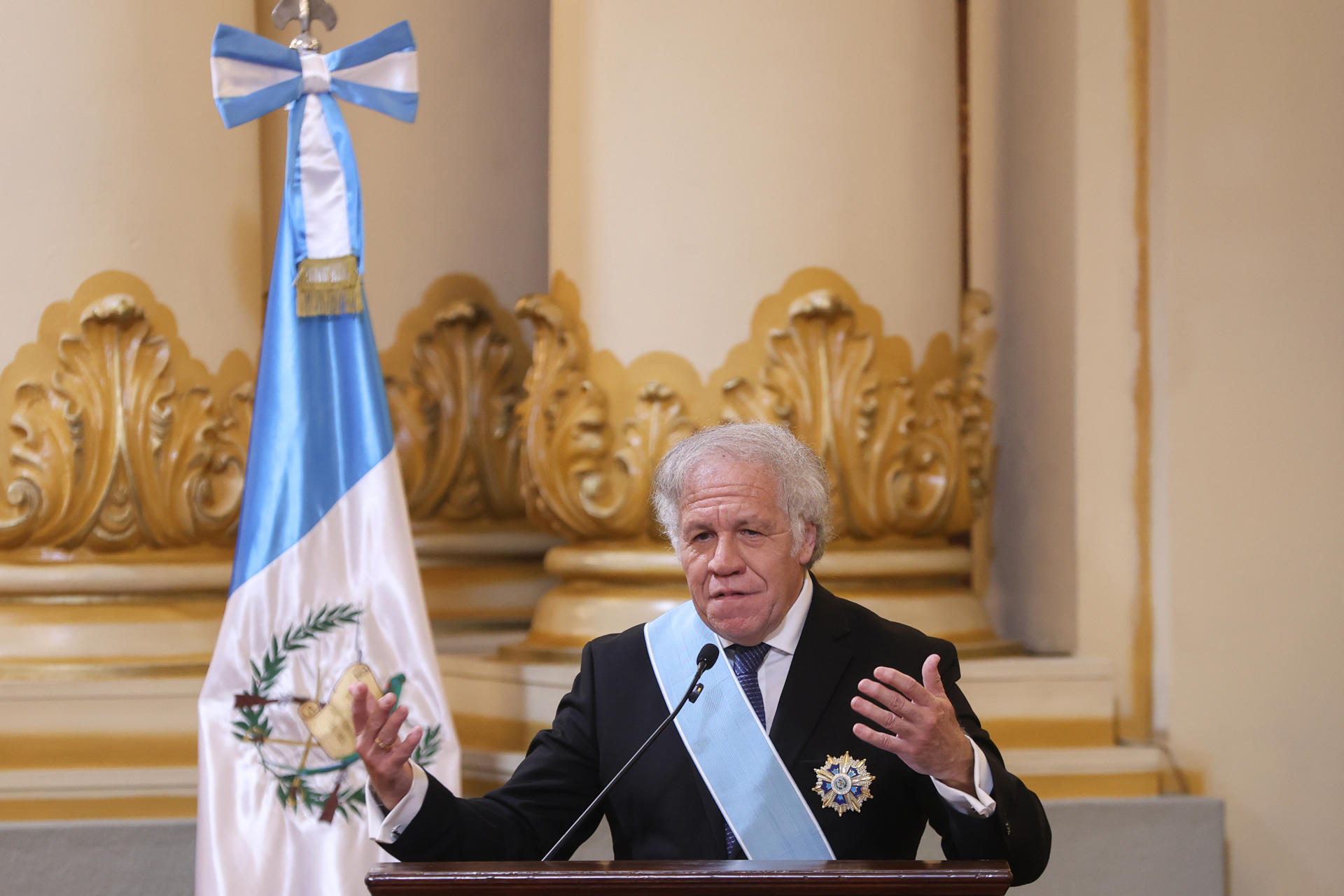 El secretario general de la OEA, Luis Almagro habla al recibir una distinción honorífica este viernes, en el Palacio Nacional de la Cultura de Ciudad de Guatemala (Guatemala). Almagro, fue condecorado con la Orden del Quetzal por parte del presidente de Guatemala, Arévalo de León. EFE/ Mariano Macz.
