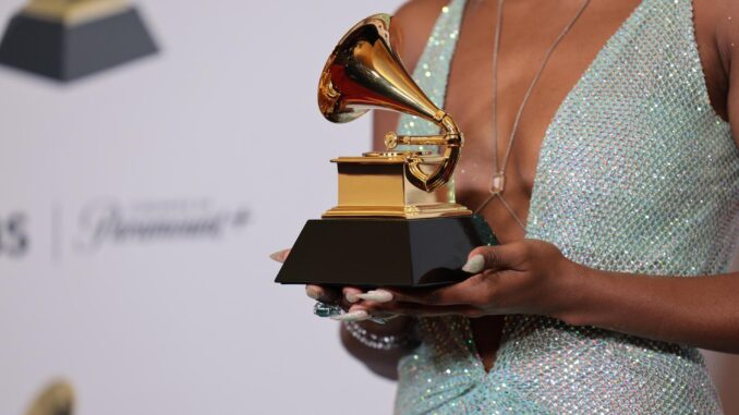 Fotografía de archivo de una estatuilla de los premios Grammy. EFE/EPA/ALLISON DINNER
