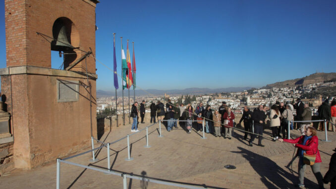 Turistas y granadinos hacen repicar como manda la tradición la campana de la Torre de la Vela en la Alhambra de Granada (Andalucía) cada dos de enero. EFE/ Pepe Torres
