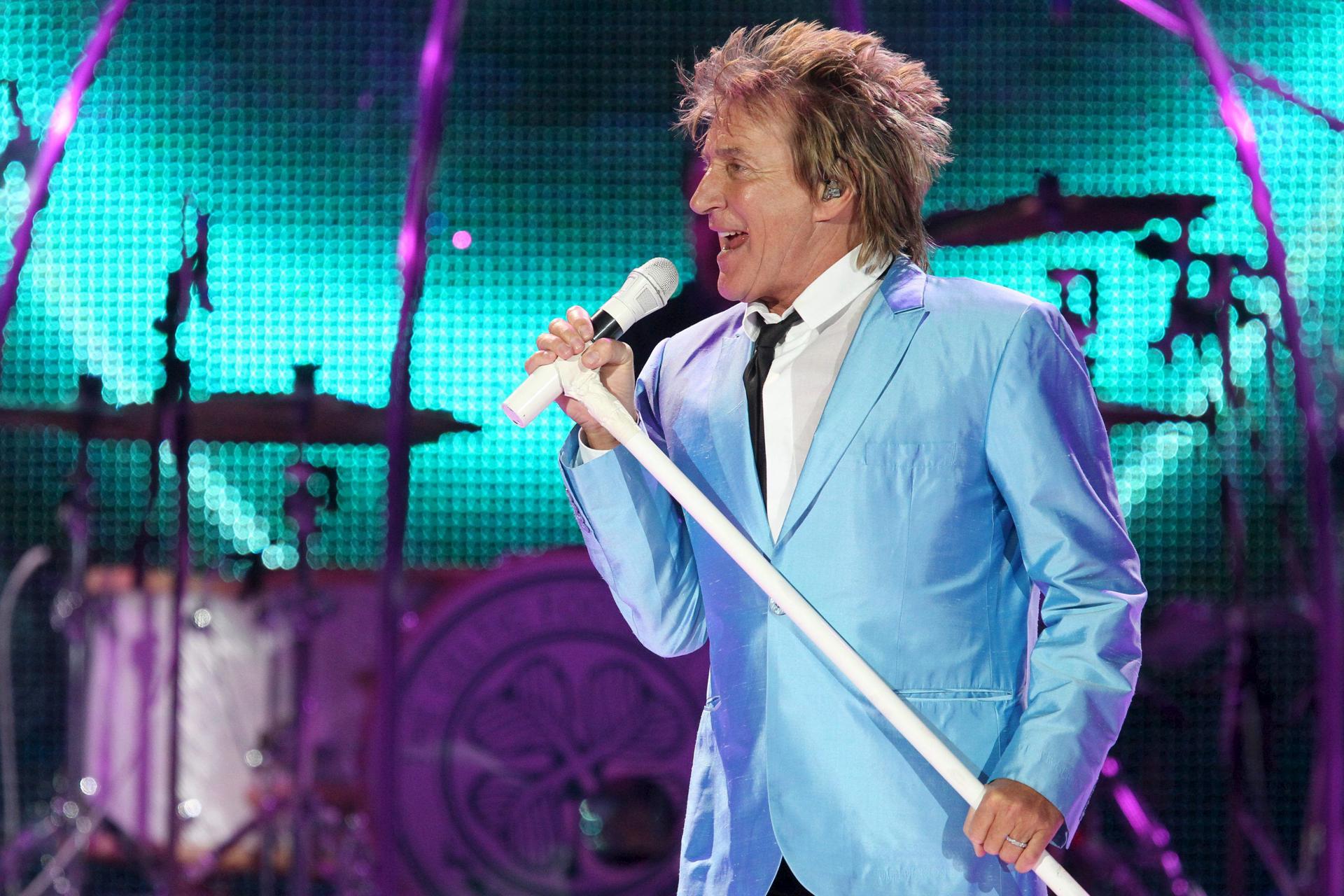 El cantante británico Rod Stewart canta sobre el escenario durante un concierto en Núremberg, Alemania, 24 de junio 2010. 
 EFE/Daniel Karmann
