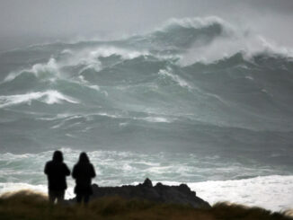 Dos personas obsevan el estado del mar en la costa de Valdoviño, A Coruña, este lunes. -EFE/ Kiko Delgado