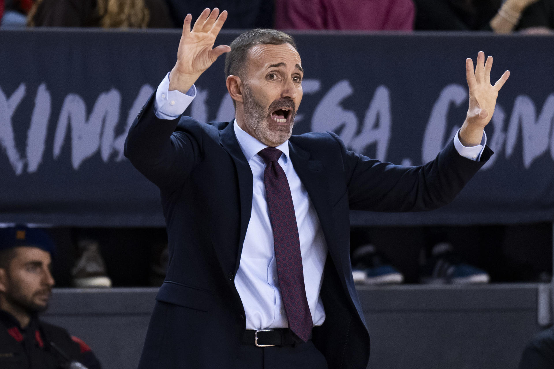 El entrenador del Ucam Murcia Sito Alonso, durante el partido de la jornada 15 de la Liga Endesa entre el Baxi Manresa y el Ucam Murcia, disputado este sábado en el Pabellón Nou Congost de Manresa.- EFE/ Siu Wu
