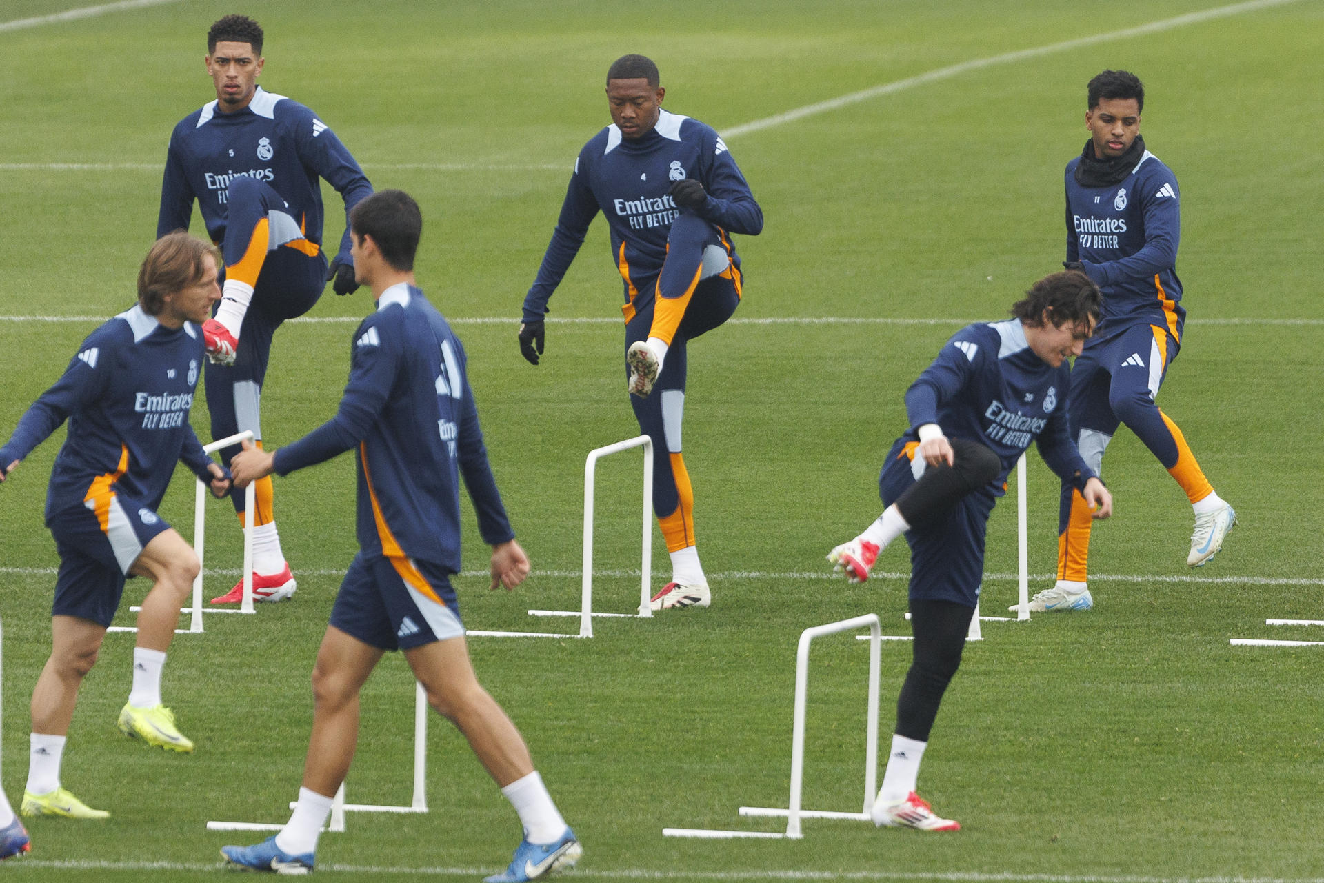 El jugador del Real Madrid David Alaba (c) durante el entrenamiento previo al partido de Copa del Rey contra la Deportiva Minera en la Ciudad Real Madrid en Valdebebas, Madrid, este domingo. EFE/Sergio Pérez
