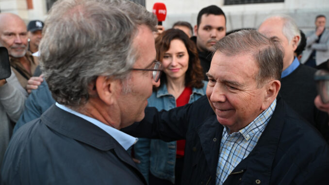 El opositor venezolano Edmundo González (d) conversa con el líder del PP, Alberto Núñez Feijóo,. EFE/ Fernando Villar
