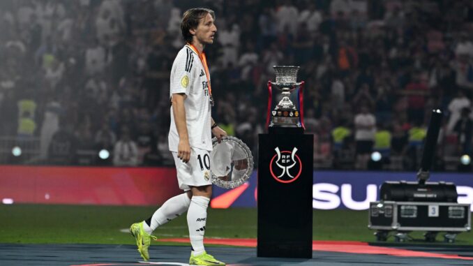 Luka Modric tras la final de la Supercopa de España de fútbol que Real Madrid y FC Barcelona disputaron este domingo en Yeda, Arabia Saudí. EFE/ Alberto Estévez EFE/EPA/STR
