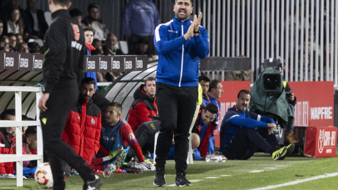 El entrenador de la Deportiva Minera, Popi, durante un momento del partido que están disputando contra el Real Madrid correspondiente a los dieciseisavos de final de la Copa del Rey, este lunes en el estadio Cartagonova en Cartagena. EFE/ Marcial Guillén
