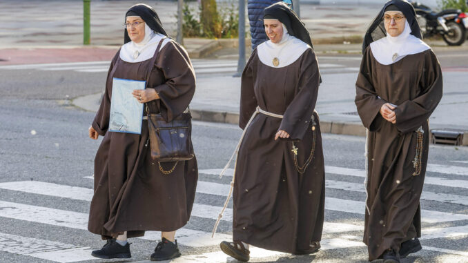 Imagen de archivo de tres monjas del convento de Belorado saliendo del juzgado de Burgos.
EFE/Santi Otero
