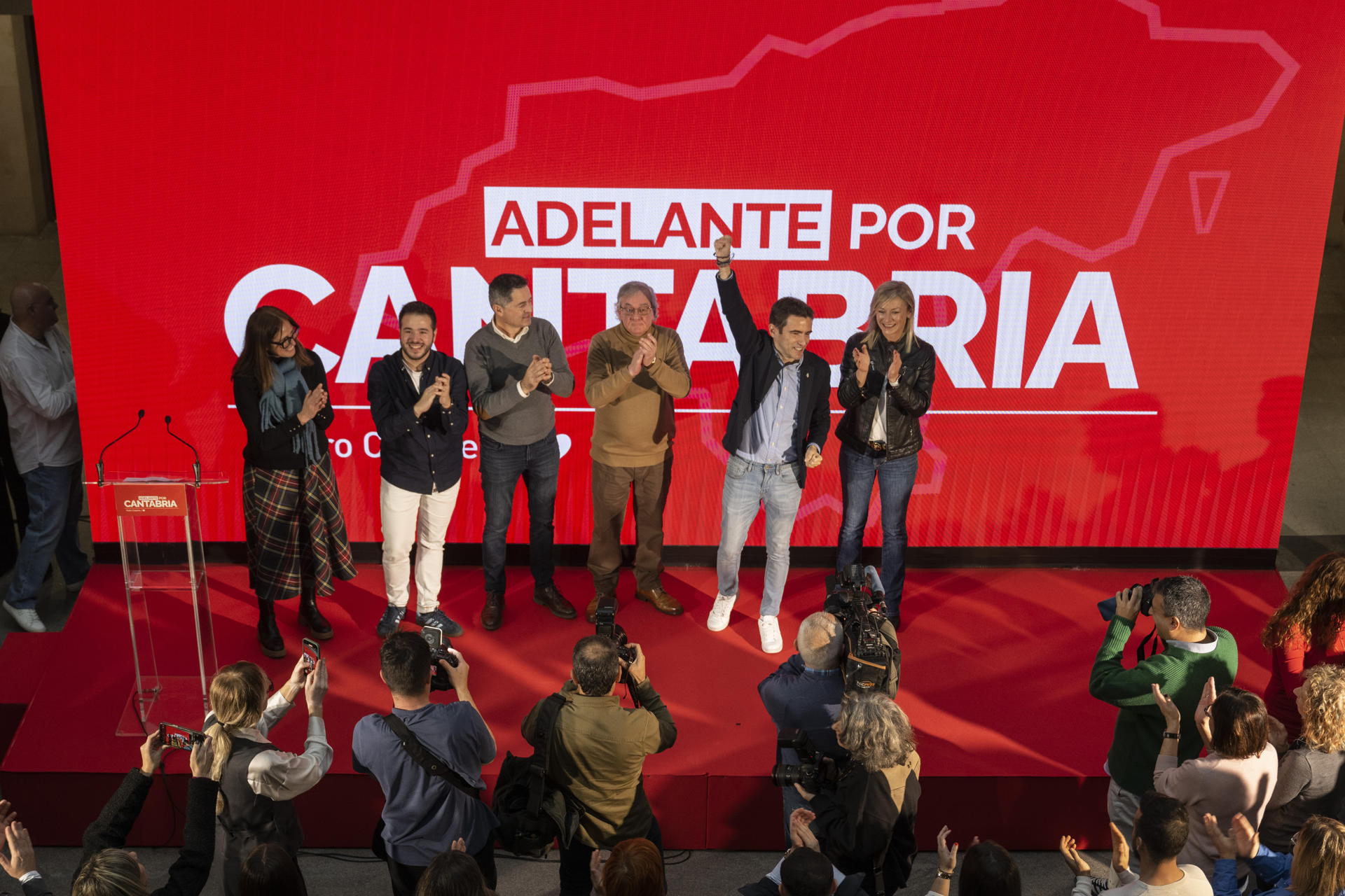 El diputado del PSOE, Pedro Casares (2d) saluda a los militantes durante la presentación de su candidatura para liderar el PSOE de Cantabria este sábado en Santander. EFE/Pedro Puente Hoyos
