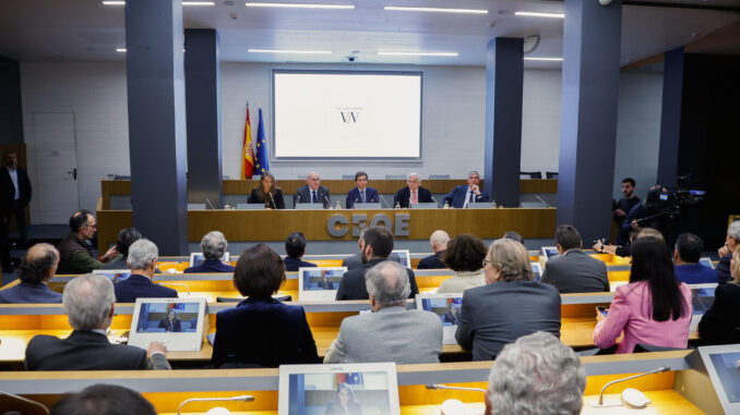 El alcalde de Madrid, Jose Luís Martínez Almeida (c), y el alcalde de Valladolid, Jesús Julio Carnero (2i), durante la presentación de la oficina "Valladolid NOW" en la sede de la CEOE, en Madrid, este miércoles. EFE/David Fernández
