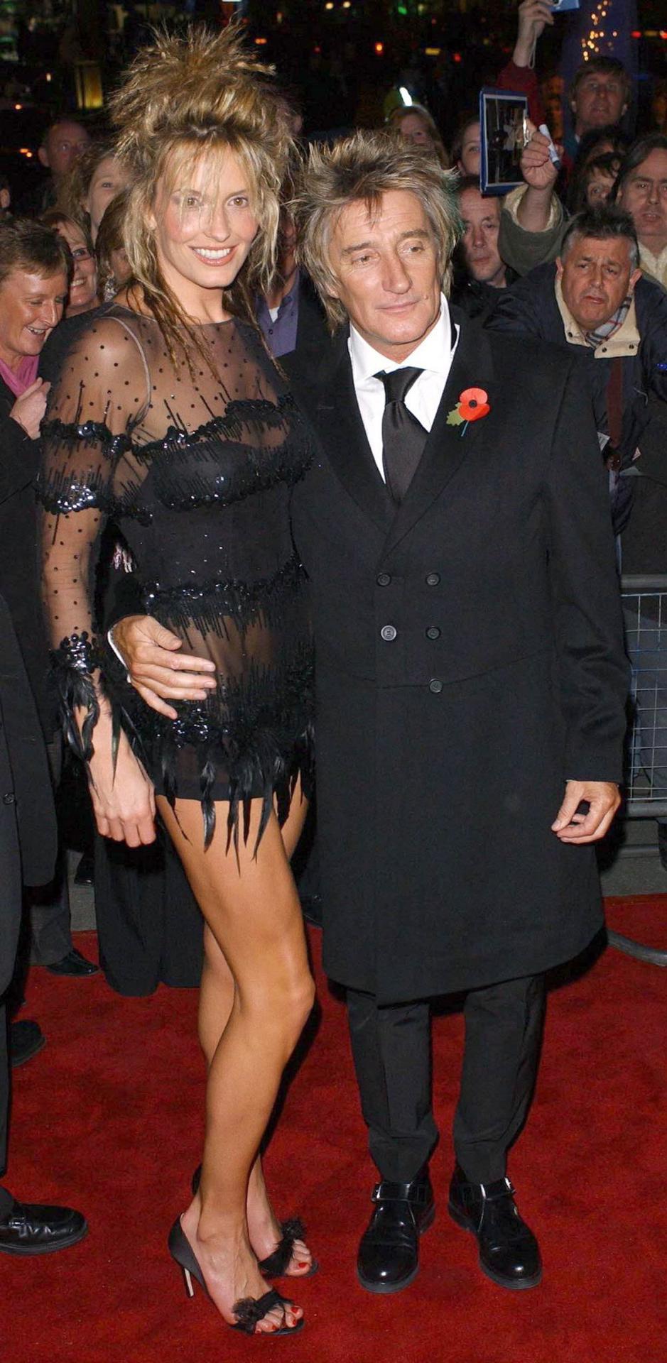 El cantante británico Rod Stewart (D) y su novia Penny Lancaster (I) llegan a la gala benéfica del nuevo musical del West End "Tonight's The Night" en el Victoria Palace Theatre en el centro de Londres el martes 28 de octubre de 2003.
  EPA/Andy Butterton REINO UNIDO E IRLANDA FUERA [REINO UNIDO E IRLANDA FUERA]
