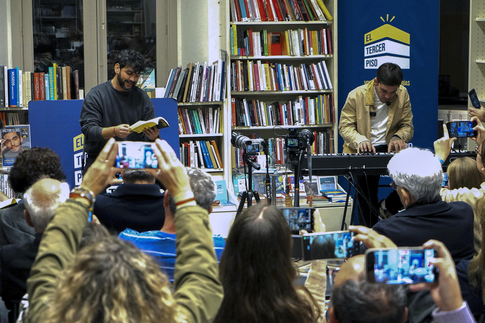 El actor y músico Víctor Elías (d) junto al cantante y actor Fran Perea (i) durante la presentación de su libro. Elías cuenta en una entrevista con EFE su historia de vida desde la infancia en los platós, en la famosa serie Los Serrano, hasta su lucha de adulto contra la adicción y el fracaso, con motivo de su primer libro "Yo sostenido: Historia de un juguete casi roto". EFE/ María Alonso
