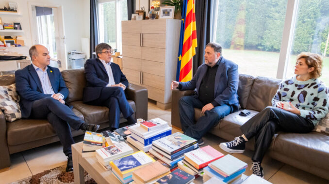 El presidente de Junts, Carles Puigdemont, y el de ERC, Oriol Junqueras, se reúnen este jueves en Waterloo (Bélgica), por primera vez desde que ambos recuperaron los cargos al frente de sus respectivos partidos. Al encuentro, que tiene lugar en el domicilio de Puigdemont, se han unido también los secretarios generales de ambos partidos, Jordi Turull y Elisenda Alamany. EFE/ Nuria Camera/ JUNTS***SOLO USO EDITORIAL/SOLO DISPONIBLE PARA ILUSTRAR LA NOTICIA QUE ACOMPAÑA (CRÉDITO OBLIGATORIO)***
