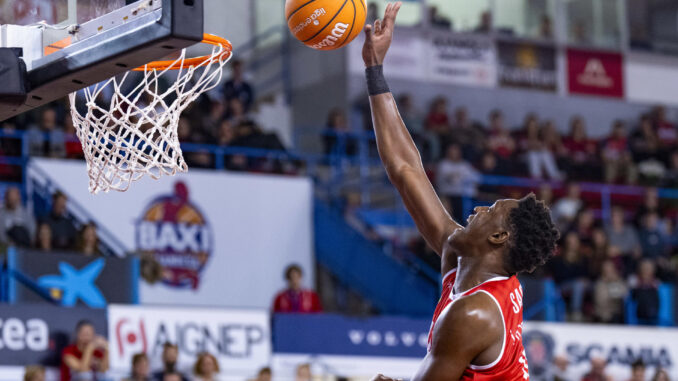 El ala-pivot gambiano de Baxi Manresa, Musa Sagnia, entra a canasta durante el partido de la jornada 15 de la Liga Endesa entre el Baxi Manresa y el Ucam Murcia, disputado este sábado en el Pabellón Nou Congost de Manresa. EFE/ Siu Wu
