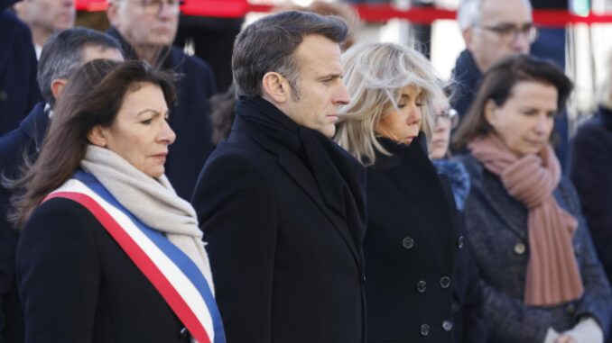 (De izq. a der.) La alcaldesa de París, Anne Hidalgo, el presidente de Francia, Emmanuel Macron, y su esposa, Brigitte Macron, asisten a las conmemoraciones de los 10 años del ataque islamista al periódico satírico Charlie Hebdo y al supermercado judío Hypercacher en París, Francia. EFE/EPA/Ludovic Marin / POOL
