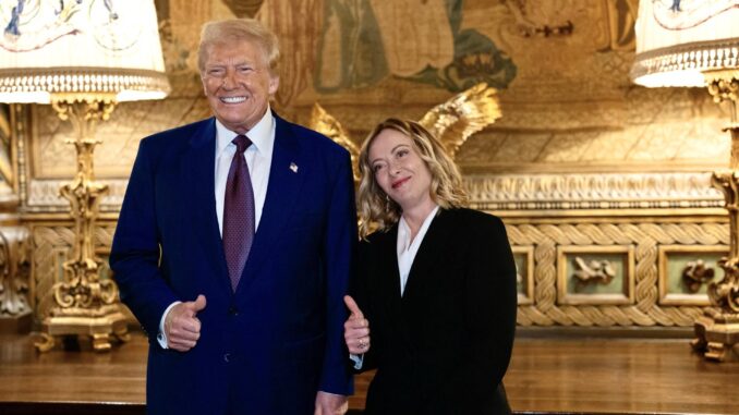 Una imagen de archivo proporcionada por la Oficina de Prensa del Palacio Chigi (Palazzo Chigi) muestra a la primera ministra italiana Giorgia Meloni (D) con el presidente electo de EE. UU., Donald Trump, en su residencia en el resort Mar-a-Lago, Palm Beach, Florida, EE. UU., 4 de enero de 2025 (emitida el 05 de enero de 2025). (Italy) EFE/EPA/FILIPPO ATTILI/OFICINA DE PRENSA DEL PALACIO CHIGI, MATERIAL EN MANO, USO EDITORIAL SOLAMENTE/SIN VENTAS
