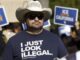 Fotografía de archivo de un hombre con una camiseta en la que se lee "Solo parezco ilegal", durante una manifestación en protesta contra las propuestas que está discutiendo la Administración entrante de Donald Trump para la deportación generalizada de inmigrantes, en el Capitolio del Estado en Sacramento, California, EE. UU., el 2 de diciembre de 2024. EFE/EPA/John G. Mabanglo