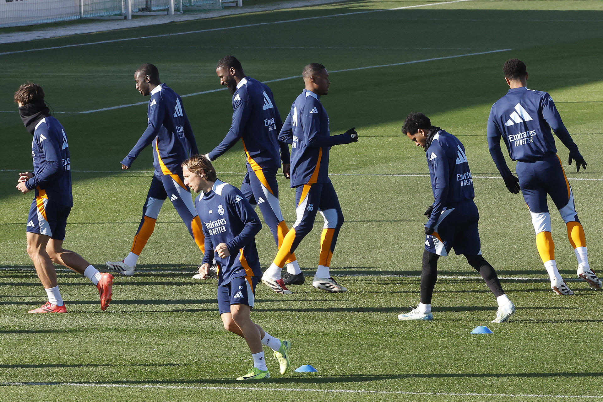 Los jugadores del Real Madrid durante el entrenamiento que el conjunto ha llevado a cabo este jueves en la Ciudad Deportiva de Valdebebas, en Madrid, para preparar su partido de Liga de mañana, ante el Valencia. EFE/ J.P.Gandul
