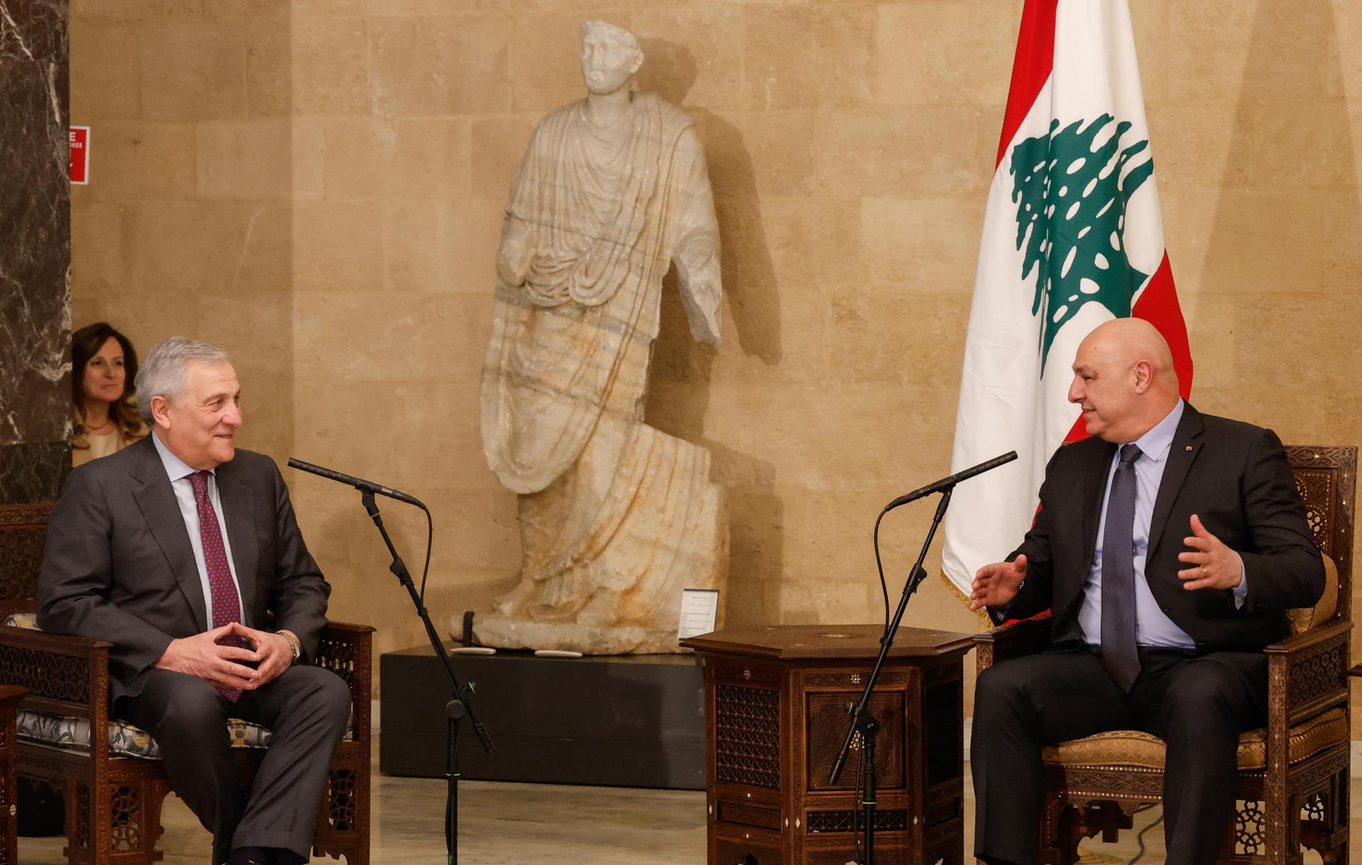 El Ministro de Asuntos Exteriores de Italia, Antonio Tajani (I), habla con el Presidente del Líbano, Joseph Aoun (D), durante su reunión en Beirut, Líbano, el 10 de enero de 2025. Joseph Aoun fue elegido presidente del Líbano el 09 de enero de 2025, después de un estancamiento político de dos años que dejó al país sin presidente desde 2022. (Italia, Líbano) EFE/EPA/GIUSEPPE LAMI
