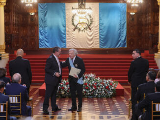 El secretario general de la Organización de Estados Americanos (OEA), Luis Almagro (d) habla con el presidente de Guatemala, Bernardo Arévalo de León este viernes, en el Palacio Nacional de la Cultura en Ciudad de Guatemala (Guatemala). Almagro fue condecorado con la Orden del Quetzal por Arévalo de León. EFE/ Mariano Macz