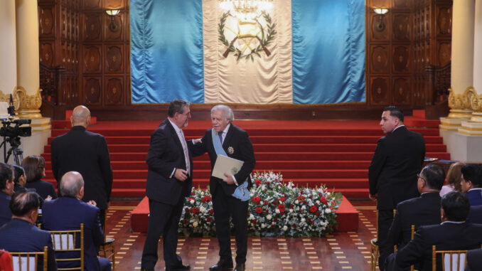 El secretario general de la Organización de Estados Americanos (OEA), Luis Almagro (d) habla con el presidente de Guatemala, Bernardo Arévalo de León este viernes, en el Palacio Nacional de la Cultura en Ciudad de Guatemala (Guatemala). Almagro fue condecorado con la Orden del Quetzal por Arévalo de León. EFE/ Mariano Macz
