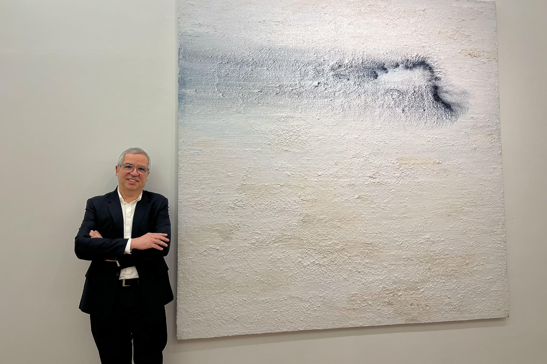 El artista español Alberto Reguera inauguró este jueves en Bruselas la muestra individual "La couleur physique" ("El Color Físico"), una primera aparición artística tras su última presentación en el Instituto Cervantes de Bruselas en 2011. EFE/Sara Morato Núñez
