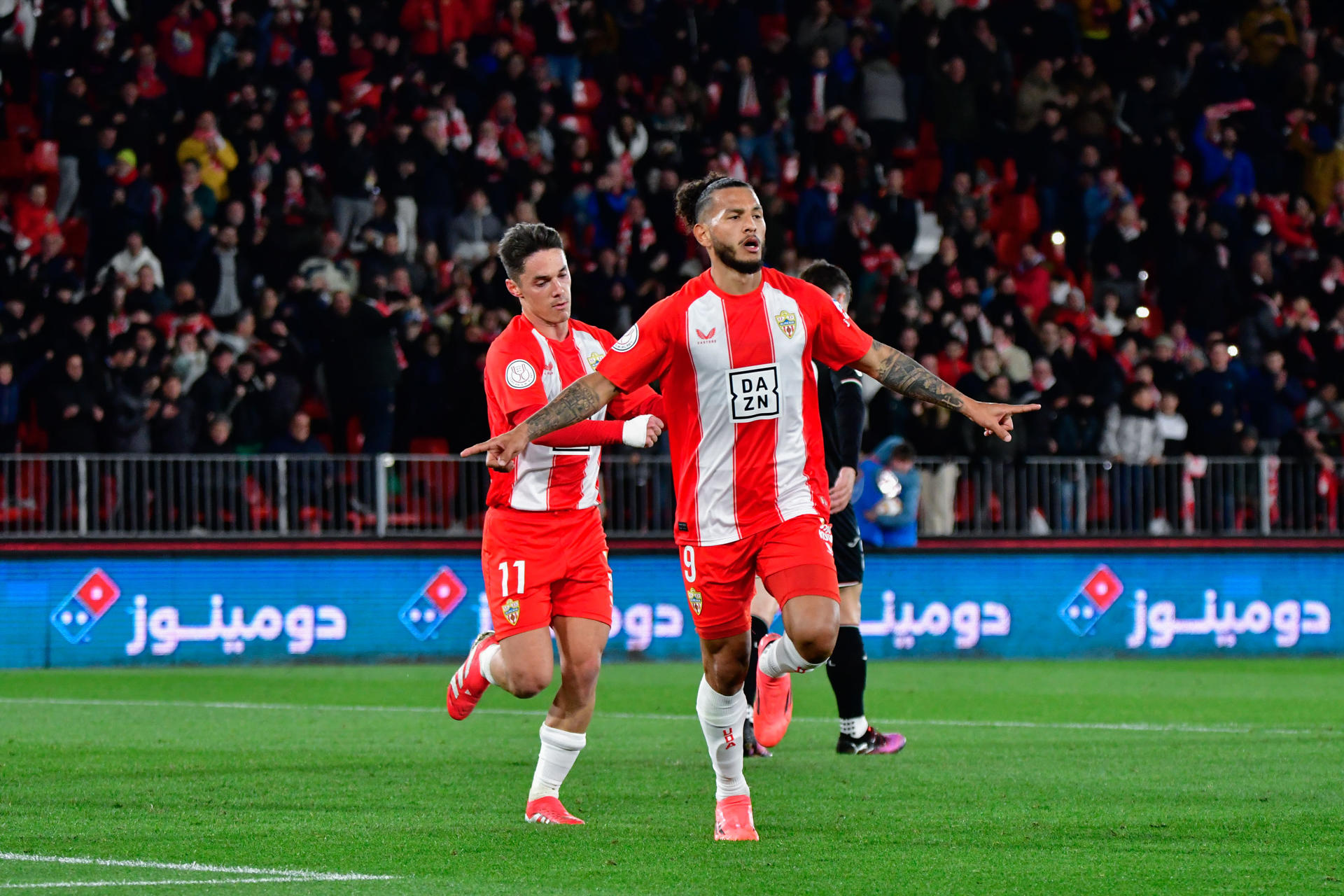 El delantero colombiano de la U.D. Almería Luis Suárez (d) celebra el primer gol de su equipo ante el Leganés durante el partido de octavos de final de la Copa del Rey disputado en el Almería. EFE / Carlos Barba
