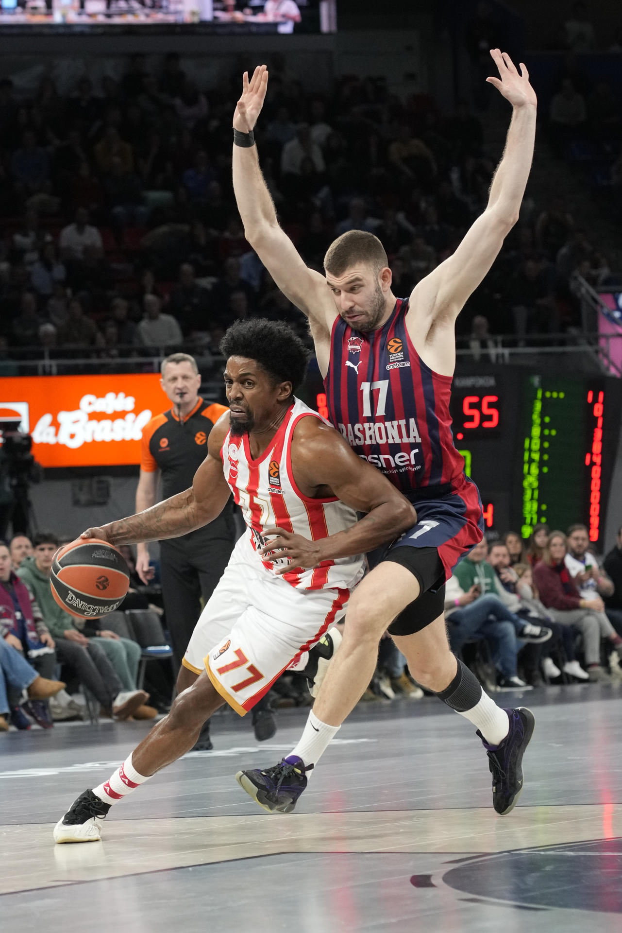 El base estadounidense de Olympiacos Shaquielle McKissic se escapa del griego Nikos Rogkavopoulos, del Baskonia, durante el encuentro correspondiente a la fase regular de la EuroLiga que se disputó en el Fernando Buesa Arena de Vitoria. EFE / ADRIAN RUIZ HIERRO
