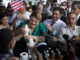 Fotografía de archivo del pasado 2 de enero de la gobernadora de Puerto Rico Jenniffer González (i) mientras recibe un limber (paleta helada) de coco luego de su investidura frente al Capitolio en San Juan (Puerto Rico). EFE/ Thais Llorca