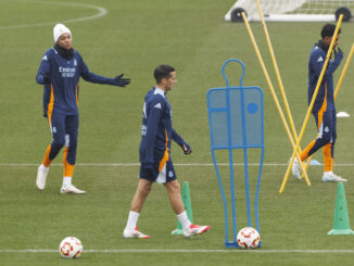 Los jugadores del Real Madrid Kilian Mbappé (i-d), Lucas Vazquez y Rodrigo Goes durante el entrenamiento previo al partido de Copa del Rey contra la Deportiva Minera en la Ciudad Real Madrid en Valdebebas, Madrid, este domingo. EFE/Sergio Pérez