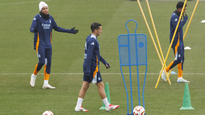 Los jugadores del Real Madrid Kilian Mbappé (i-d), Lucas Vazquez y Rodrigo Goes durante el entrenamiento previo al partido de Copa del Rey contra la Deportiva Minera en la Ciudad Real Madrid en Valdebebas, Madrid, este domingo. EFE/Sergio Pérez
