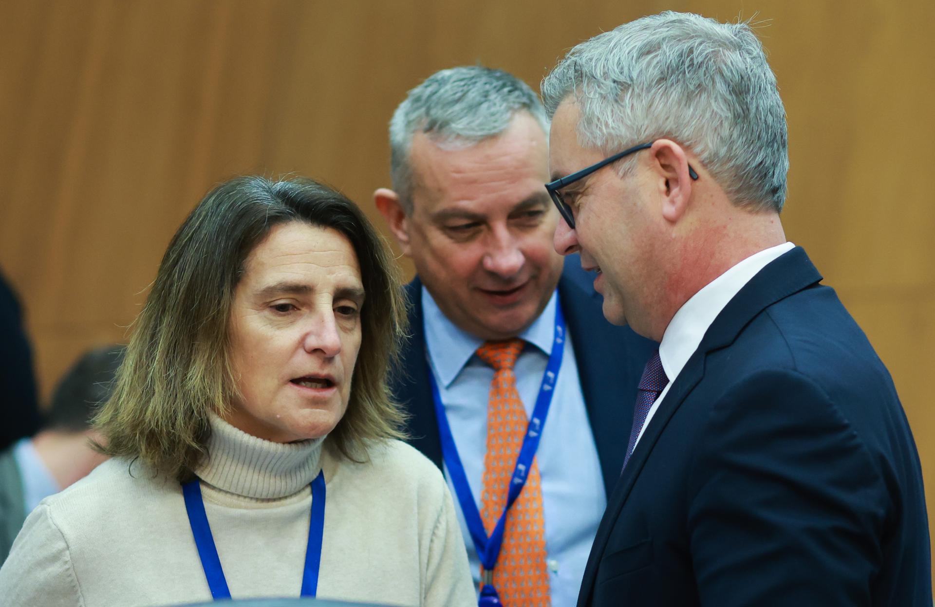 Magnus Brunner (R), comisionado de Asuntos Internos y Migración, habla con Teresa Ribera (L), Vicepresidenta Ejecutiva de la Comisión Europea para la Competencia, quien ocupa el asiento de la Presidenta Ursula von der Leyen durante la reunión semanal del Colegio de la Comisión Europea en Bruselas, Bélgica, el 15 de enero de 2025. La presidenta von der Leyen, de 66 años, fue hospitalizada por una neumonía severa del 02 al 10 de enero de 2025. La Comisión Europea enfrentó críticas por no haber dado a conocer su hospitalización, habiendo informado inicialmente al público solo sobre su grave neumonía y las citas canceladas. (Bélgica, Bruselas) EFE/EPA/OLIVIER HOSLET
