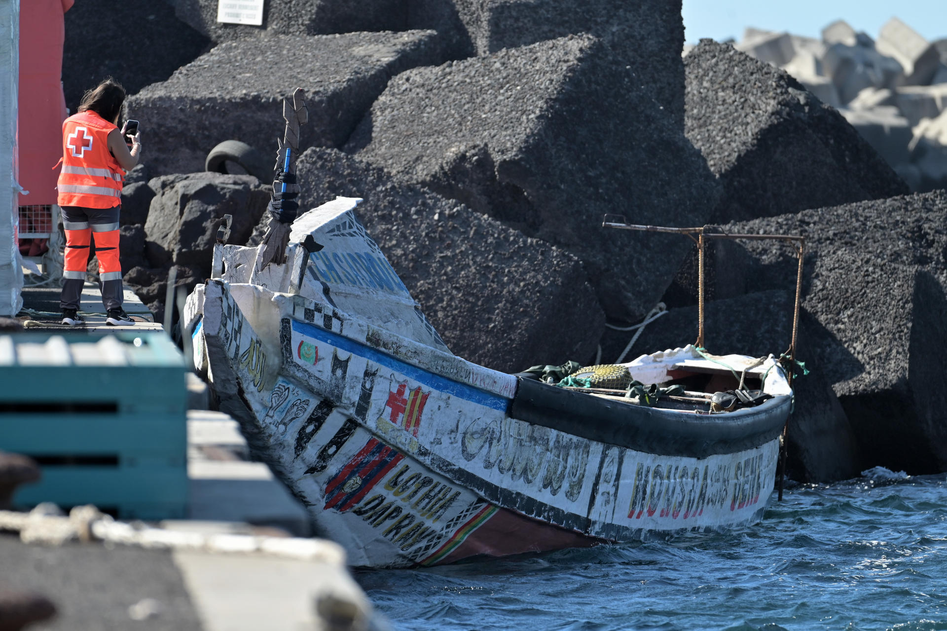 Un cayuco con 23 personas ha llegado por sus propios medios al puerto de La Restinga, en el municipio de EI Pinar, en la isla de El Hierro, donde han sido atendidos por los equipos de emergencia. EFE/ Gelmert Finol
