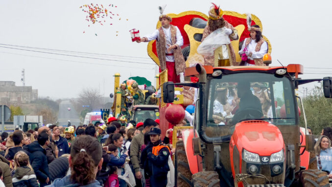 Han tardado una semana pero, finalmente, este domingo los Reyes Magos han podido repartir magia e ilusión por las calles de Guadajoz, una pedanía de Carmona (Sevilla) que el pasado 5 de enero tuvo que suspender su cabalgata por la muerte de un vecino. EFE/ David Arjona
