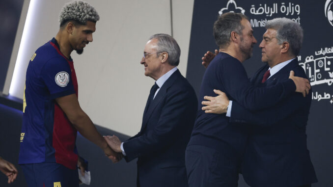 El presidente del FC Barcelona Joan Laporta (d) saluda a su entrenador Hans-Dieter Flick tras la final de la Supercopa de España de fútbol entre el Real Madrid y el FC Barcelona, este domingo en Yeda, Arabia Saudí. EFE/ Alberto Estévez
