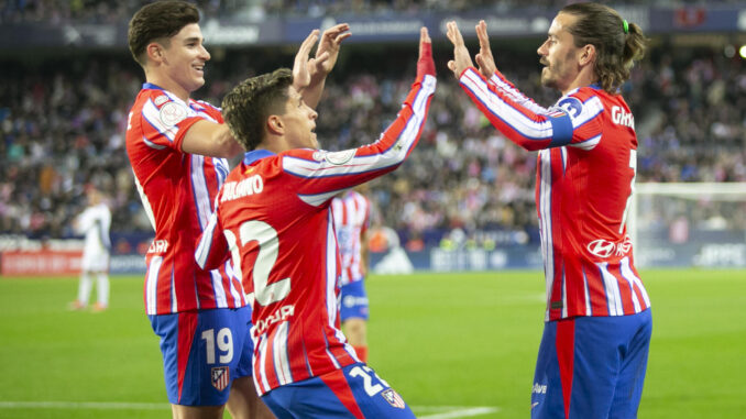 Los jugadores del Atlético de Madrid celebran el primer gol del equipo rojiblanco durante el encuentro correspondiente a los dieciseisavos de final de la Copa del Rey que disputaron frente al Marbella en el estadio de la Rosaleda de Málaga. EFE/Álvaro Cabrera
