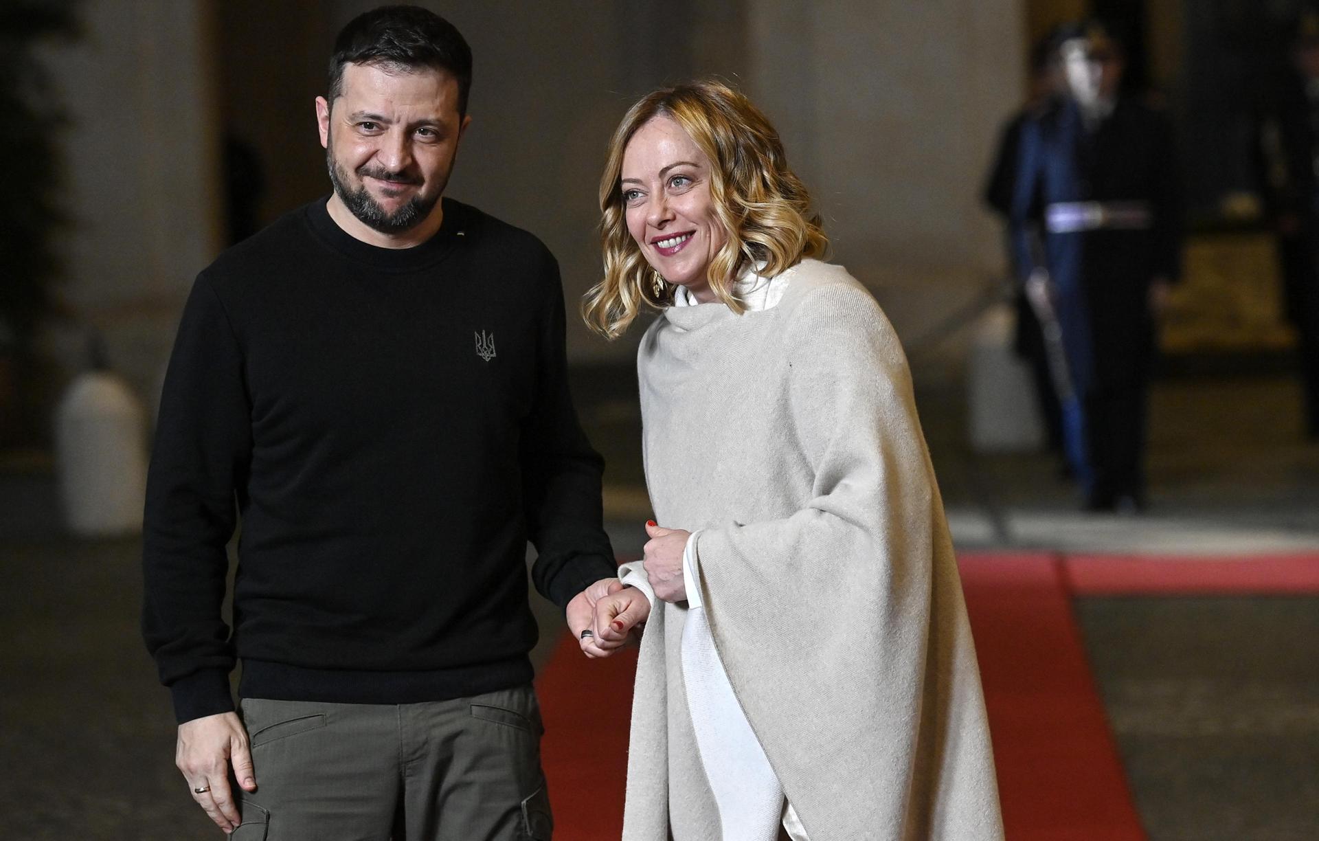 La primera ministra italiana Giorgia Meloni (D) da la bienvenida al presidente ucraniano Volodymyr Zelensky (I) antes de sus conversaciones en el Palazzo Chigi, Roma, Italia, el 09 de enero de 2025.  (Zelenski, Italia, Ucrania, Roma) EFE/EPA/RICCARDO ANTIMIANI
